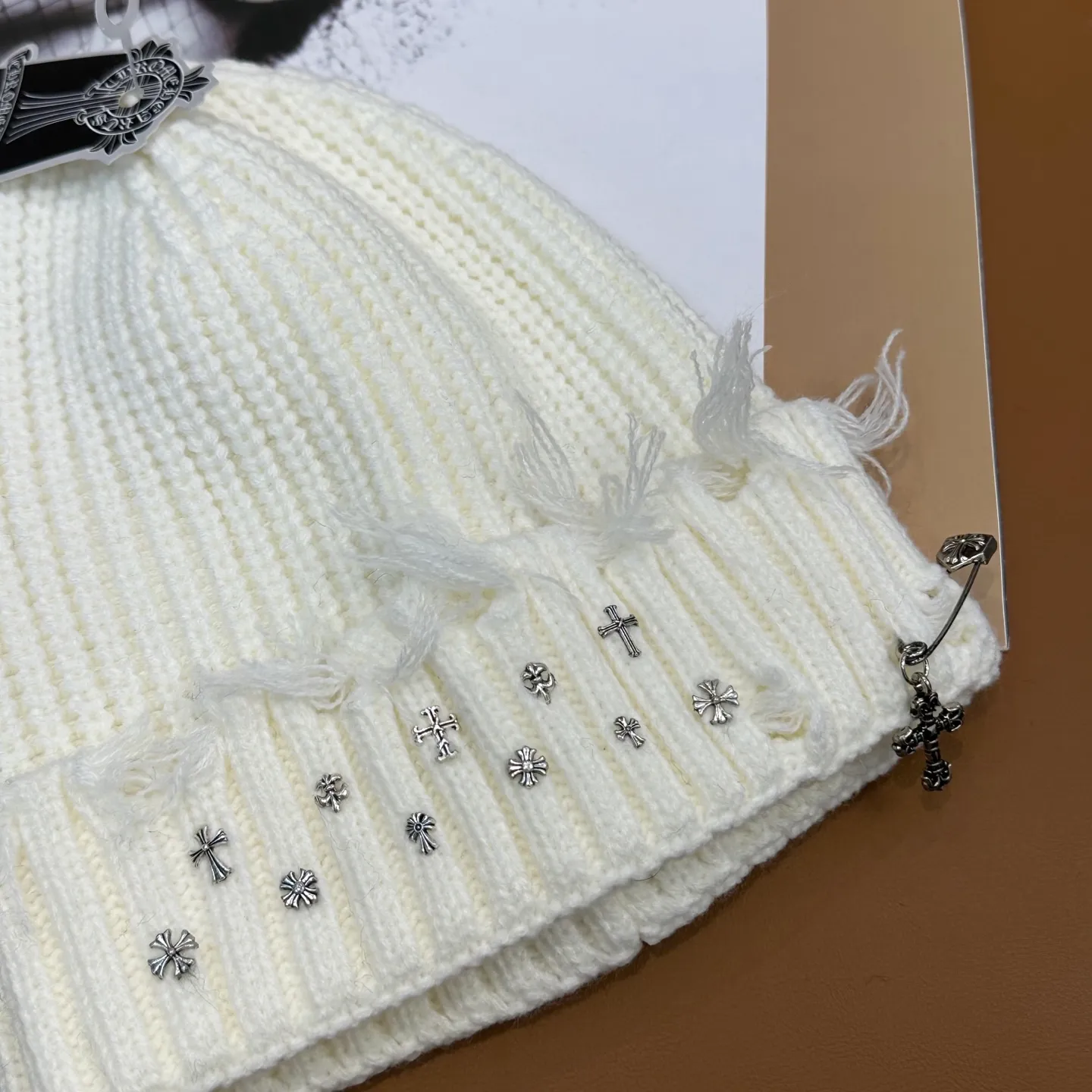 P60 🤍Chrome hearts new autumn and winter cross knitted hat🧶 One of the must-have hats in autumn and winter~ It really looks good on whoever wears it~, it is also a perfect match in black and white and gray in autumn~